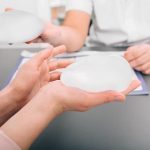 Guía práctica de implantes de senos según actividad física y resultados