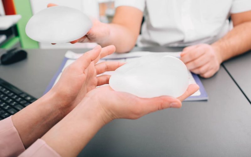 Guía práctica de implantes de senos según actividad física y resultados